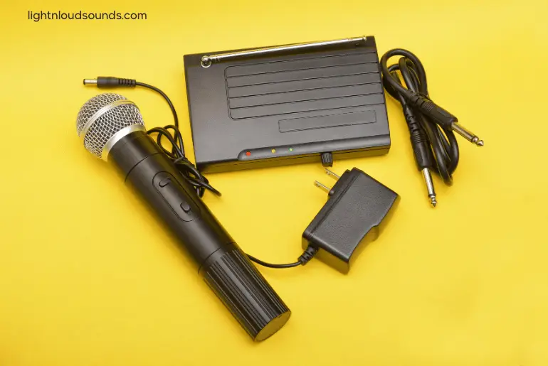 What Is UHF Wireless Microphone?